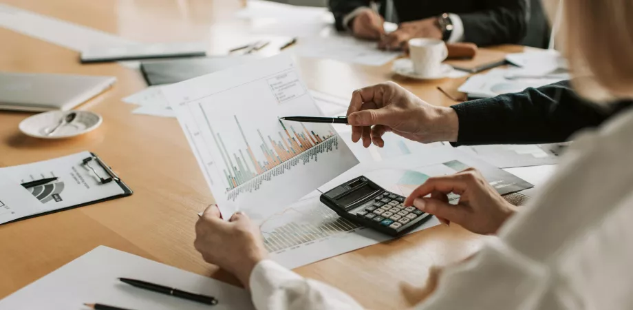 vrouw bekijkt bedrijfsstatistieken in meeting 