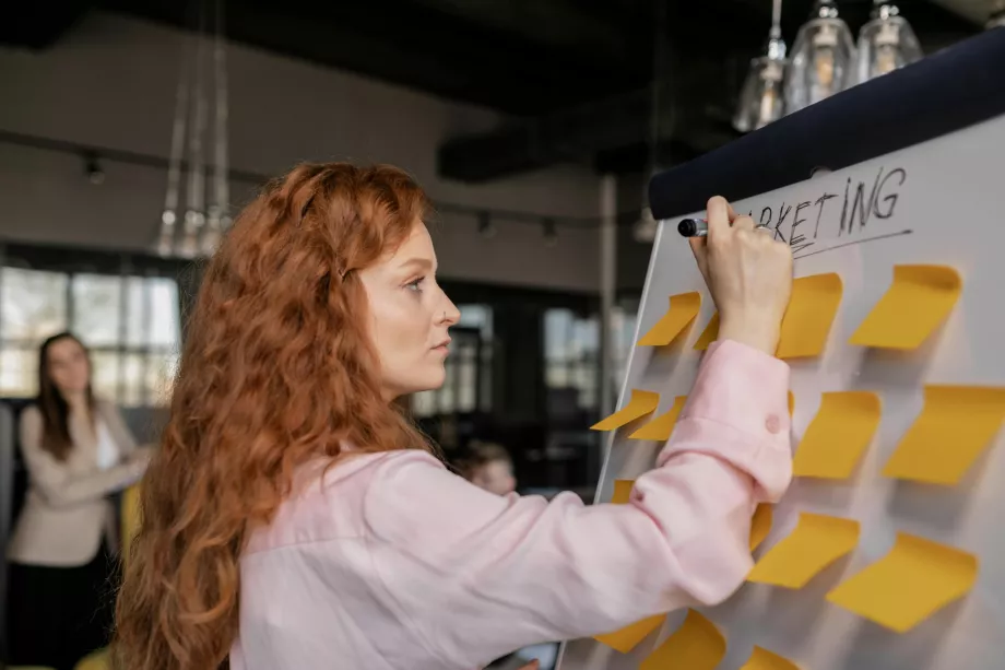 Vrouw is marketing strategie aan het uitwerken 